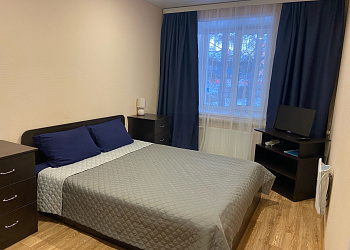 Номер "первой категории ( стандарт)". Номер, сотоящий из одной жилой комнаты с одной кроватью, с полным санузлом ( душ, умывальник, унитаз), рассчитанный на прожиивание одного или двух человек.