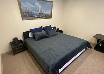 Номер первой категории ( стандарт)". Номер, состоящий из одной жилой комнаты с одной кроватью, с полным санузлом ( душ, умывальник, унитаз), рассчитанный на проживание одного или двух человек.