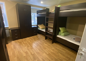 Номер " пятой категории". Номер, состоящий из одной жилой комнаты без сантехнического оборудования ( туалеты,душевые общего пользования)Комната с наличием двухъярусных кроватей