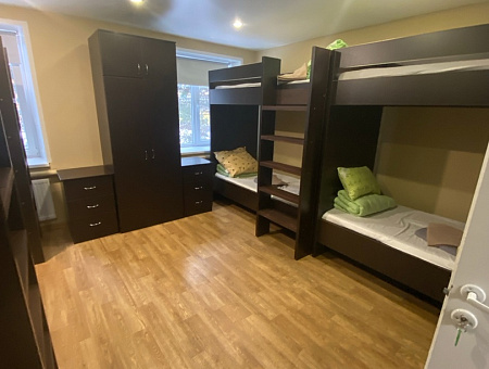 Номер " пятой категории". Номер, состоящий из одной жилой комнаты без сантехнического оборудования ( туалеты,душевые общего пользования)Комната с наличием двухъярусных кроватей