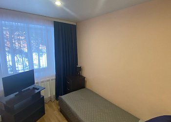 Номер "первой категории". Номер, состоящий из одной жилой комнаты сдвумя кроватями, с полным санузлом ( душ, умывальник, унитаз), рассчитанный на проживание одного или двух человек.