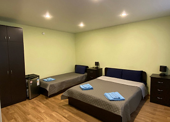 Номер "третьей категории". Номер, состоящий из одной жилой комнаты, рассчитанный на проживание 3х человек, с одним полным санузлом в блоке из двух номеров.